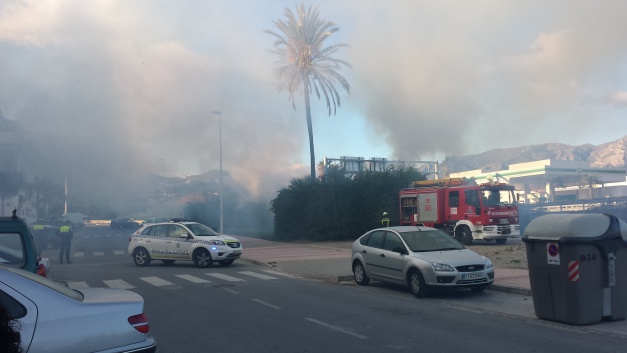 Momento de la llegada del camión de Bomberos a la zona incendiada.